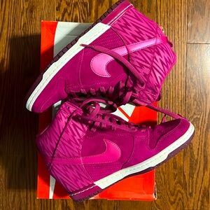Nike WMNS DUNK SKY HI TXT.    Size 9
